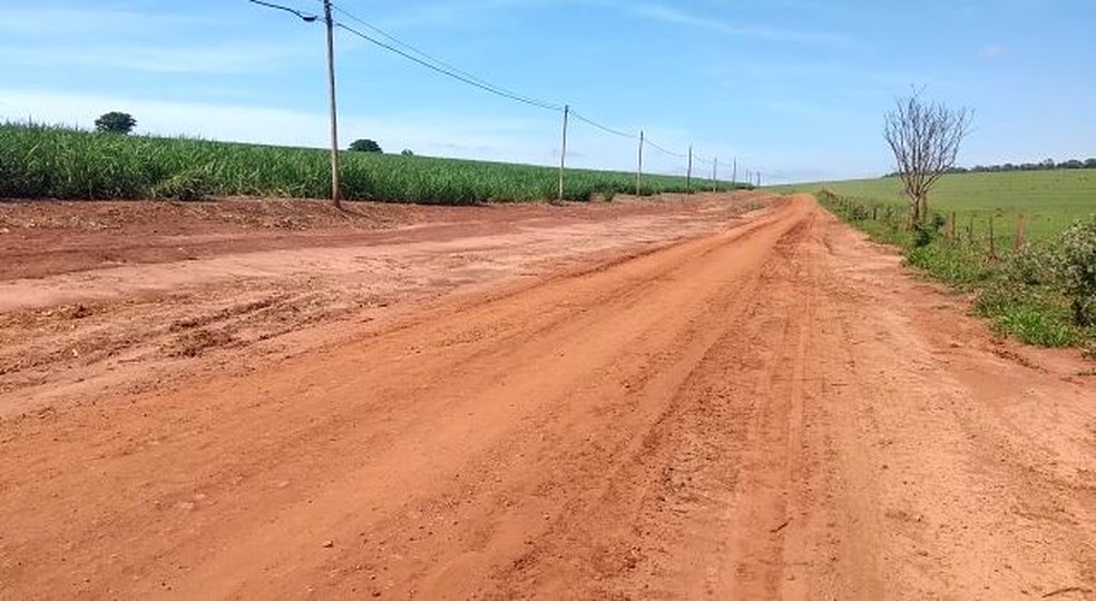 Carro capotou em estrada da área rural de Óleo (SP) — Foto: Rafael Honorato/TV TEM
