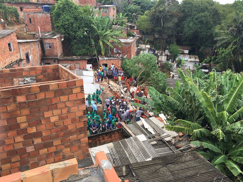Resgate das vítimas na comunidade de Alto de São João (Foto: German Maldonado/TV Bahia)
