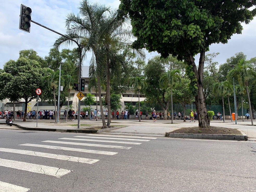 Fila de torcedores no Maracan&atilde; para trocar ingressos para Flamengo x Barcelona &mdash; Foto: T&eacute;baro Schmidt / ge