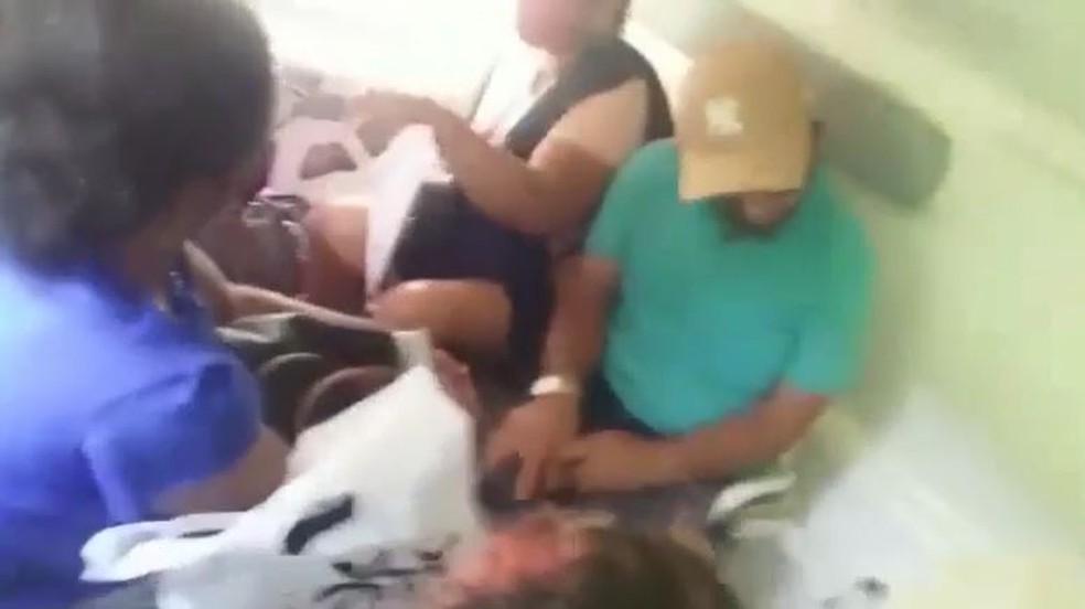 Nove pacientes dividem espaço apertado durante transporte em ambulância da cidade de Poranga com destino a hospital de Crateús, no Ceará. — Foto: Reprodução