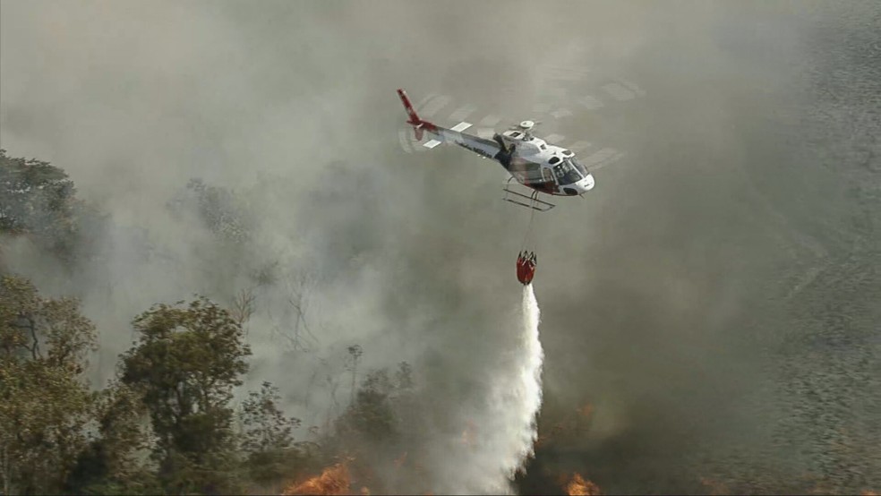 Helicóptero da Polícia Militar atuando no combate ao incêndio no Parque Estadual Juquery, em Franco da Rocha, Grande SP — Foto: Reprodução/TV Globo