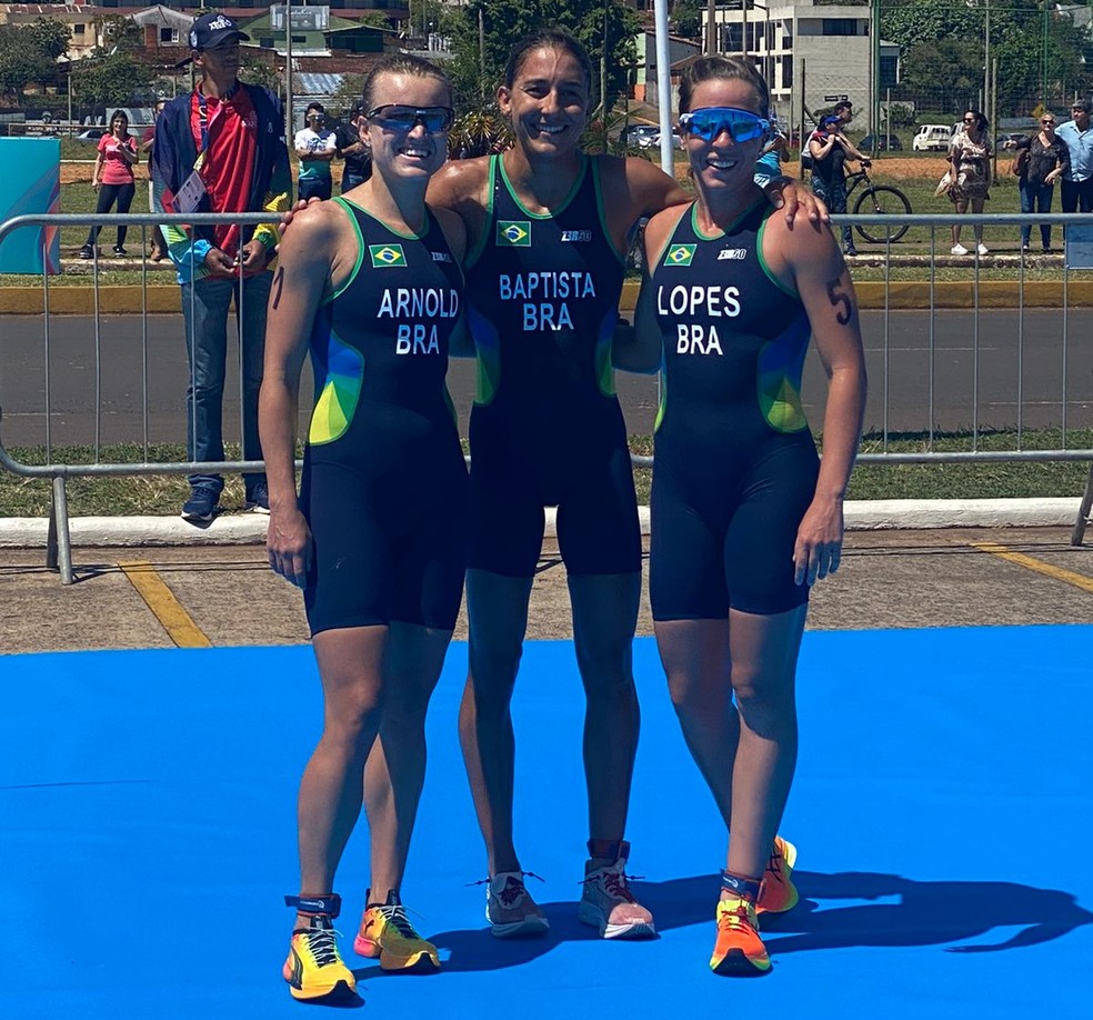  Luisa Baptista, Vittoria Lopes e Djenyfer Arnold ganham ouro, prata e bronze no triatlo no Sul-Americano de Assunção — Foto: Camila Dantas/COB