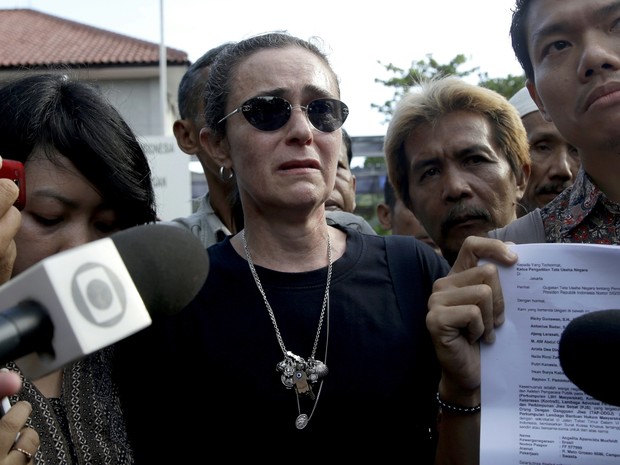 Angelita Muxfeldt, prima de Rodrigo Gularte, fala à imprensa nesta terça-feira sobre execução de primo na Indonésia (Foto: AP Photo/Tatan Syuflana)