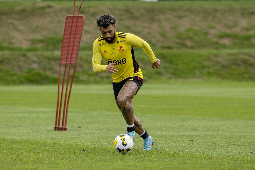 Gabigol em a&ccedil;&atilde;o no treino do Flamengo no Ninho do Urubu &mdash; Foto: Marcelo Cortes / Flamengo