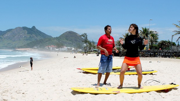 Priscila Fantin e Rico de Souza aula de surfe esporte de verão (Foto: Sandro Gama)