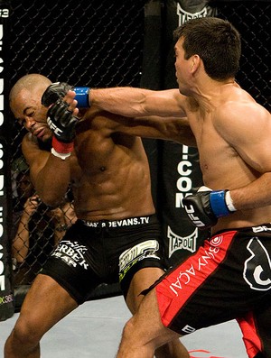 ufc98_lyotomachida_rashadevans_get.jpg
