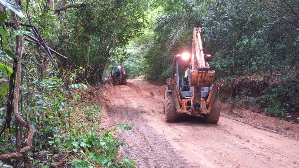 Máquina auxiliam na retirada do excesso terra das trilhas do Parque Municipal de Maceió — Foto: Ascom/Sudes