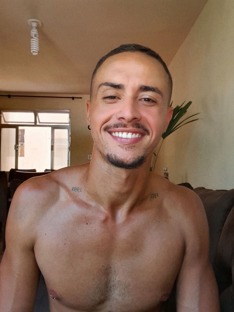 'Todo mundo faz sexo, só que entre quatro paredes. A diferença é que o que eu faço é exposto', diz João Marcos — Foto: Arquivo Pessoal (via BBC)