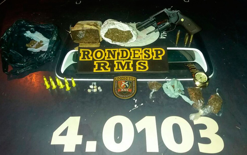 Material encontrado com o suspeito, segundo PM (Foto: Divulgação / PM)