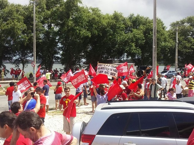 Manifestantes fazem ato de apoio ao ex-presidente Lula no Polo de Lazer da Parangaba, em Fortaleza (Foto: Gioras Xerez/G1)