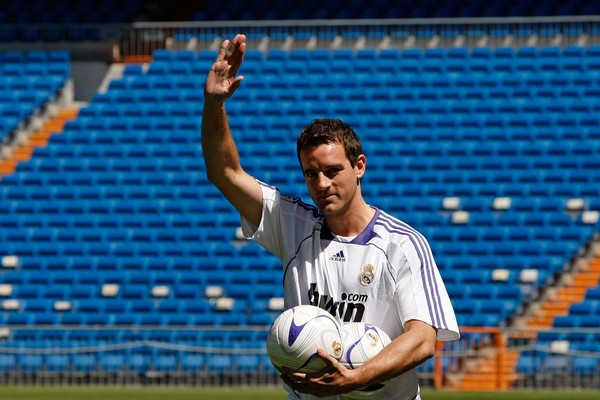 MADRID, SPAIN - JULY 11:  Christoph Metzelder of Germany waves during his presentation for Spanish club Real Madrid at the Santiago Bernabeu stadium on July 11, 2007 in Madrid, Spain.  (Photo by Denis Doyle/Getty Images) (Foto: Getty Images)