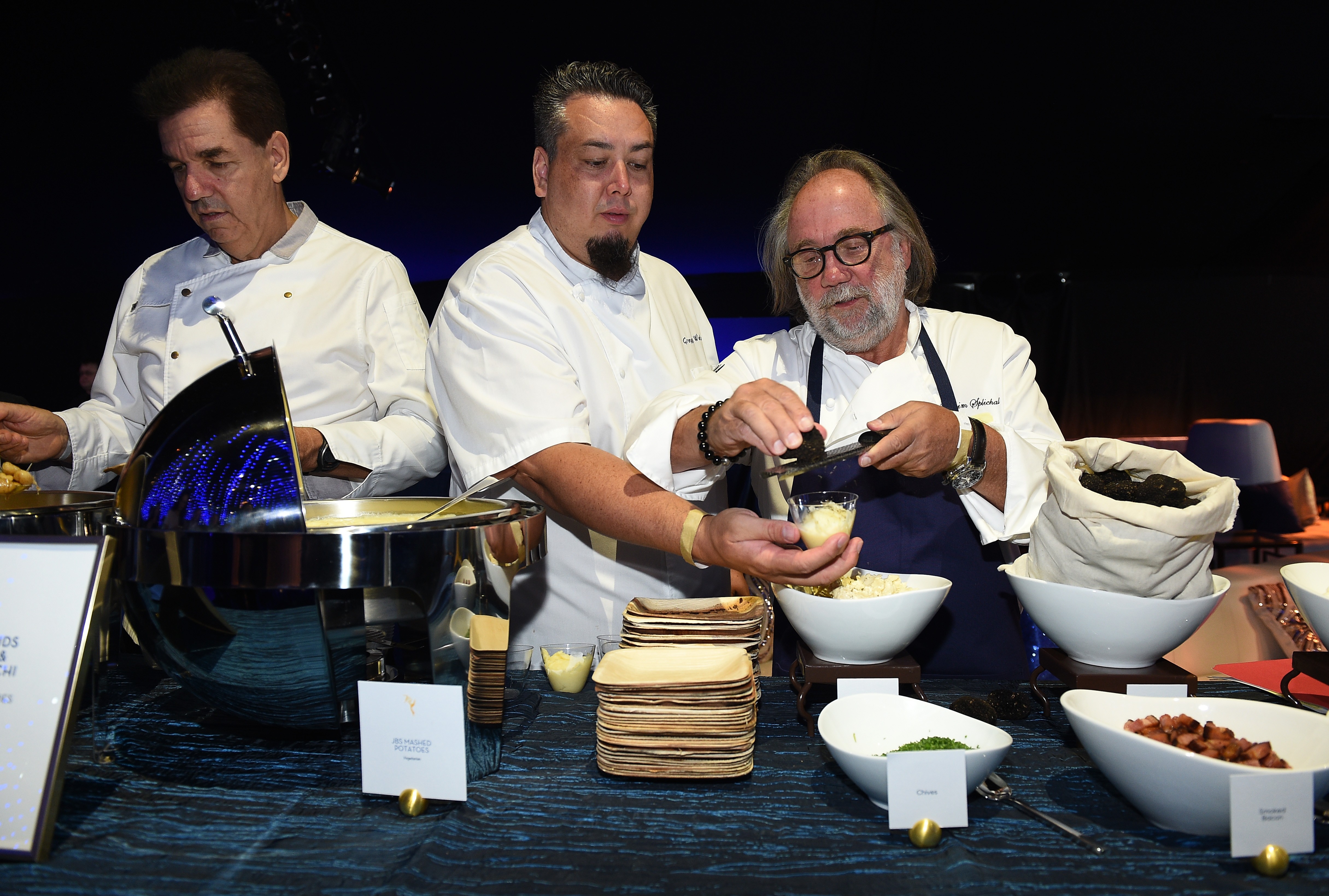 Joachim Splichal, chef e fundador do Patina Restaurant Group, e os chefs Alec Lester e Greg Wiele durante o 70º Emmy Awards em 2018 (Foto: Getty Images)