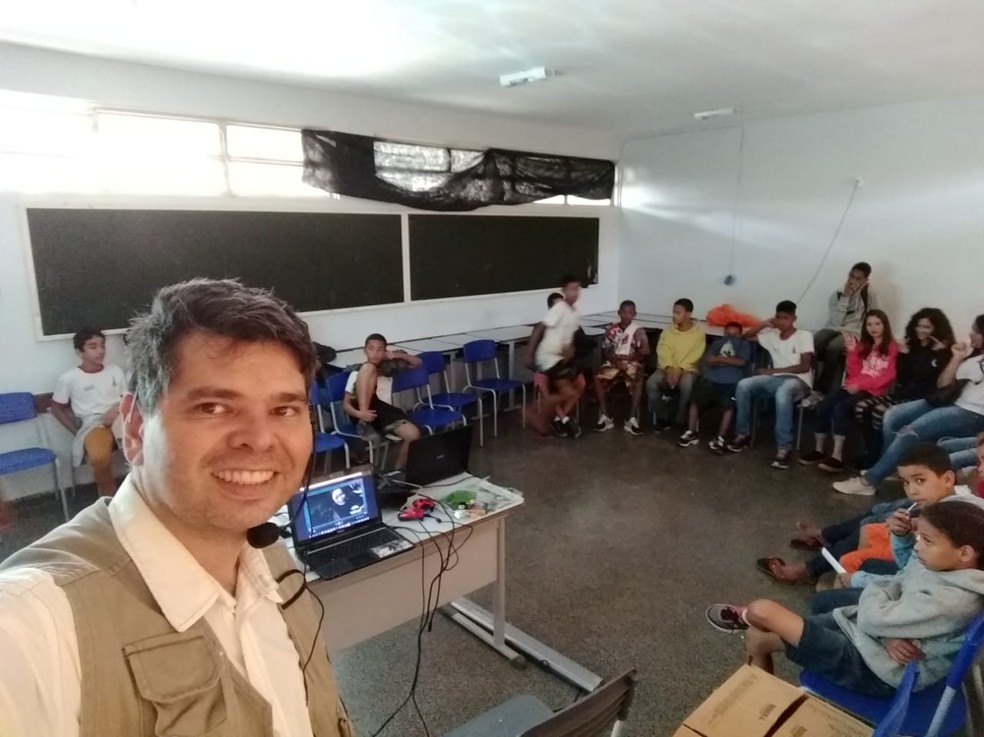 Professor Alexandre Zeitune, de 44 anos, dá aulas de robótica a alunos com altas habilidade no DF — Foto: Arquivo Pessoal