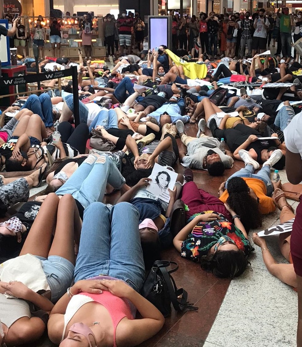 Vila Velha registra ato contra rede de supermercados Carrefour, no ES  — Foto: Camila Camatta 