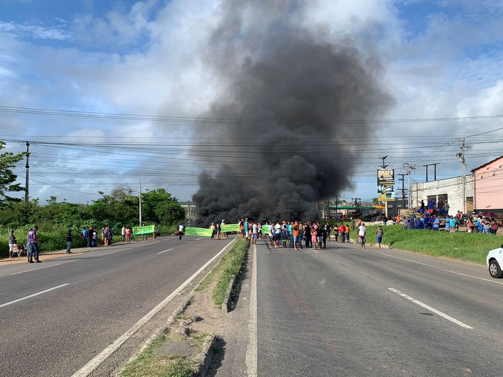 Manifestantes fecham duas vias de trecho da BR-101, em Nossa Senhora do Socorro (SE) — Foto: Rafael Carvalho/ TV Sergipe