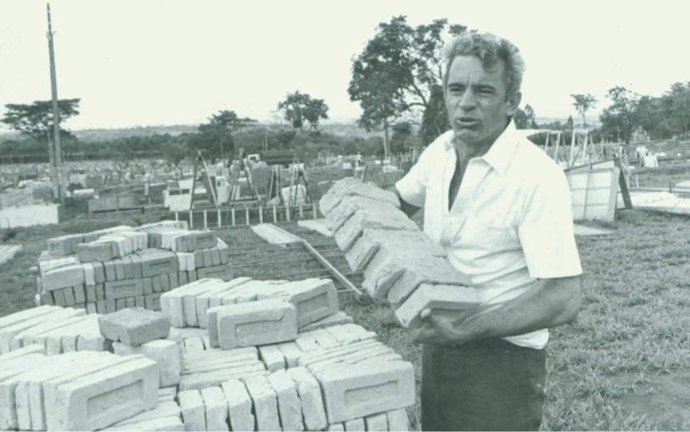 Iris Rezende ficou conhecido por fazer mutirões para construção de casas populares em Goiânia, Goiás — Foto: Reprodução/O Popular
