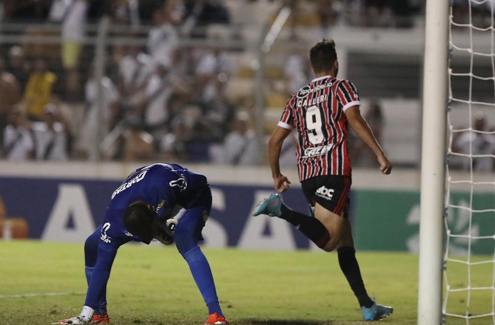 Calleri faz gol do São Paulo contra a Ponte Preta — Foto: Rubens Chiri/Saopaulofc.net