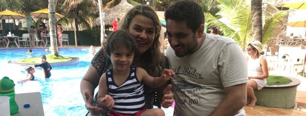  Miguel Guimarães Resende Soares com a mãe,  Karla Guimarães e o pai, Daniel Resende. — Foto: Arquivo pessoal 