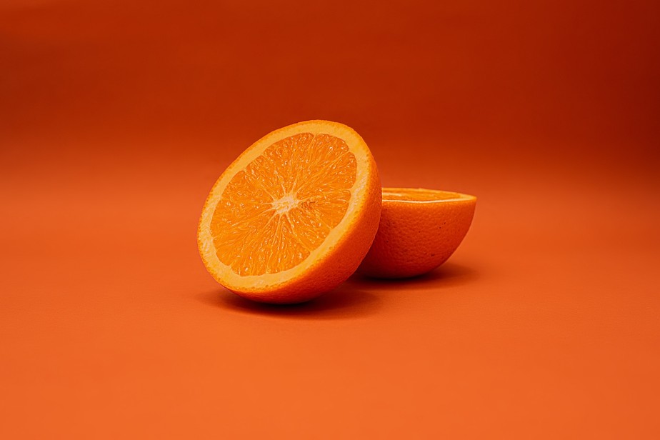 Suco de laranja ajuda a equilibrar a microbiota de pacientes obesos, aponta estudo