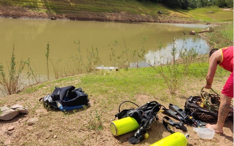Bombeiros encontraram corpo de estudante preso em galhos em lago de Caldas Novas, Goiás  — Foto: Bombeiros/Divulgação 