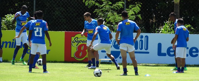 Deivid mistura titulares e reservas em trabalho tático na Toca da Raposa II
