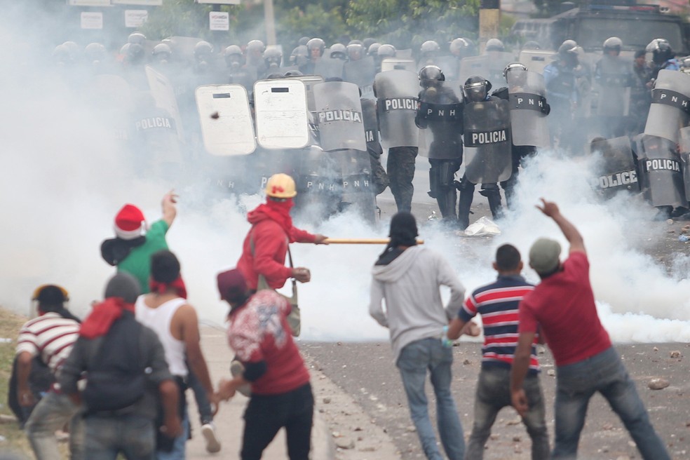 Apoiadores do candidato presidencial da oposição protestam nesta sexta-feira (1º) em Tegucigalpa (Foto: Edgard Garrido/ Reuters)