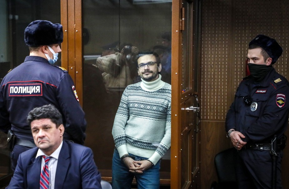 O ativista russo Ilya Yashin (ao centro) durante julgamento em um tribunal de Moscou nesta sexta-feira