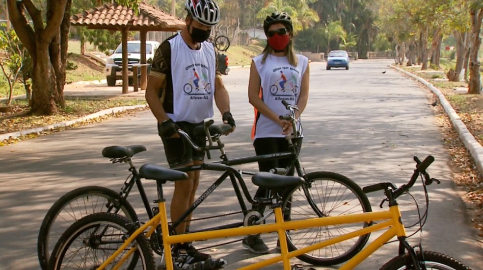 Projeto de inclusão auxilia deficientes visuais a pedalarem em Alfenas (MG) e Machado (MG) — Foto: Reprodução/EPTV