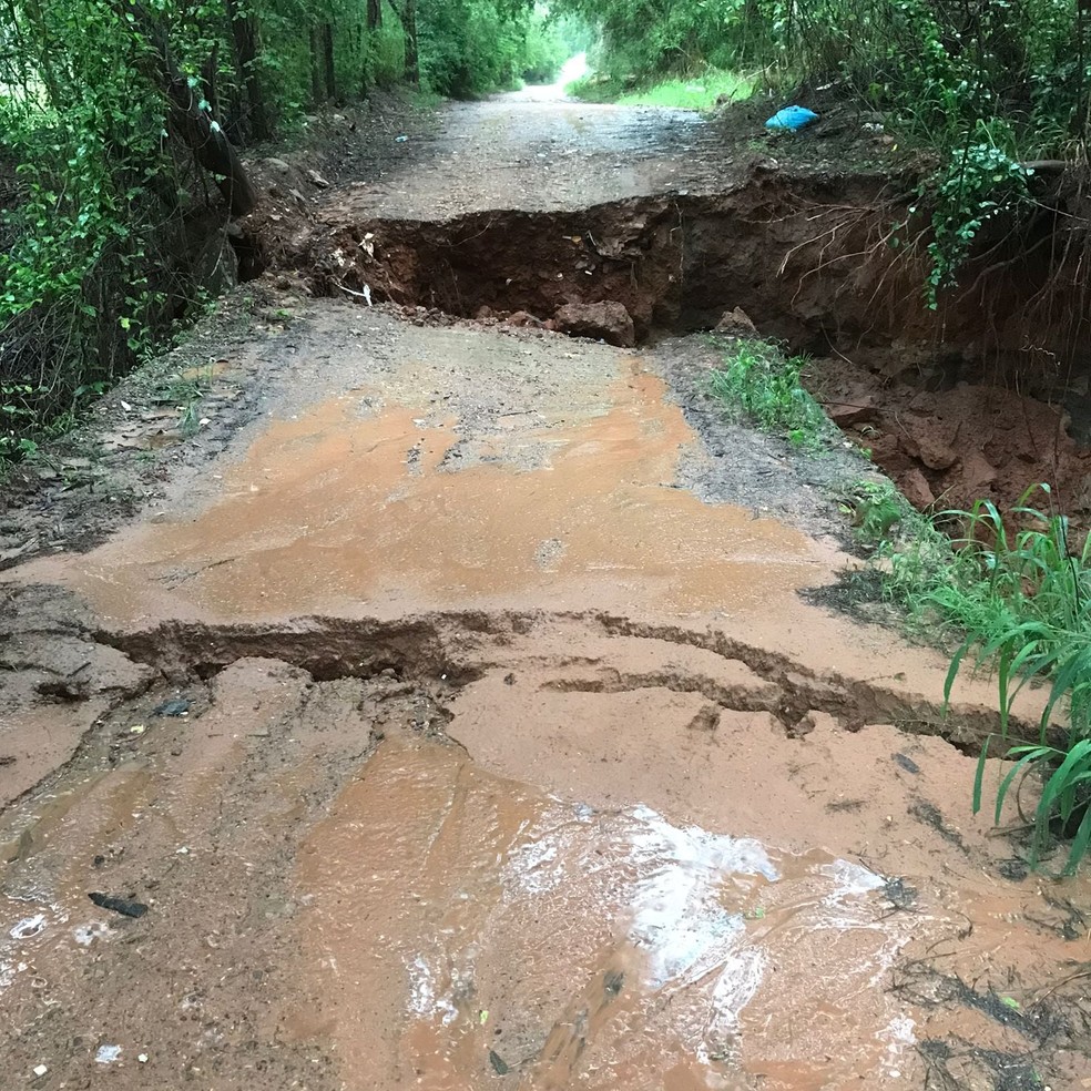 Trecho da Estrada da Palmeirinha, em Dracena (SP), cedeu por causa da chuva — Foto: Facebook/Prefeitura de Dracena