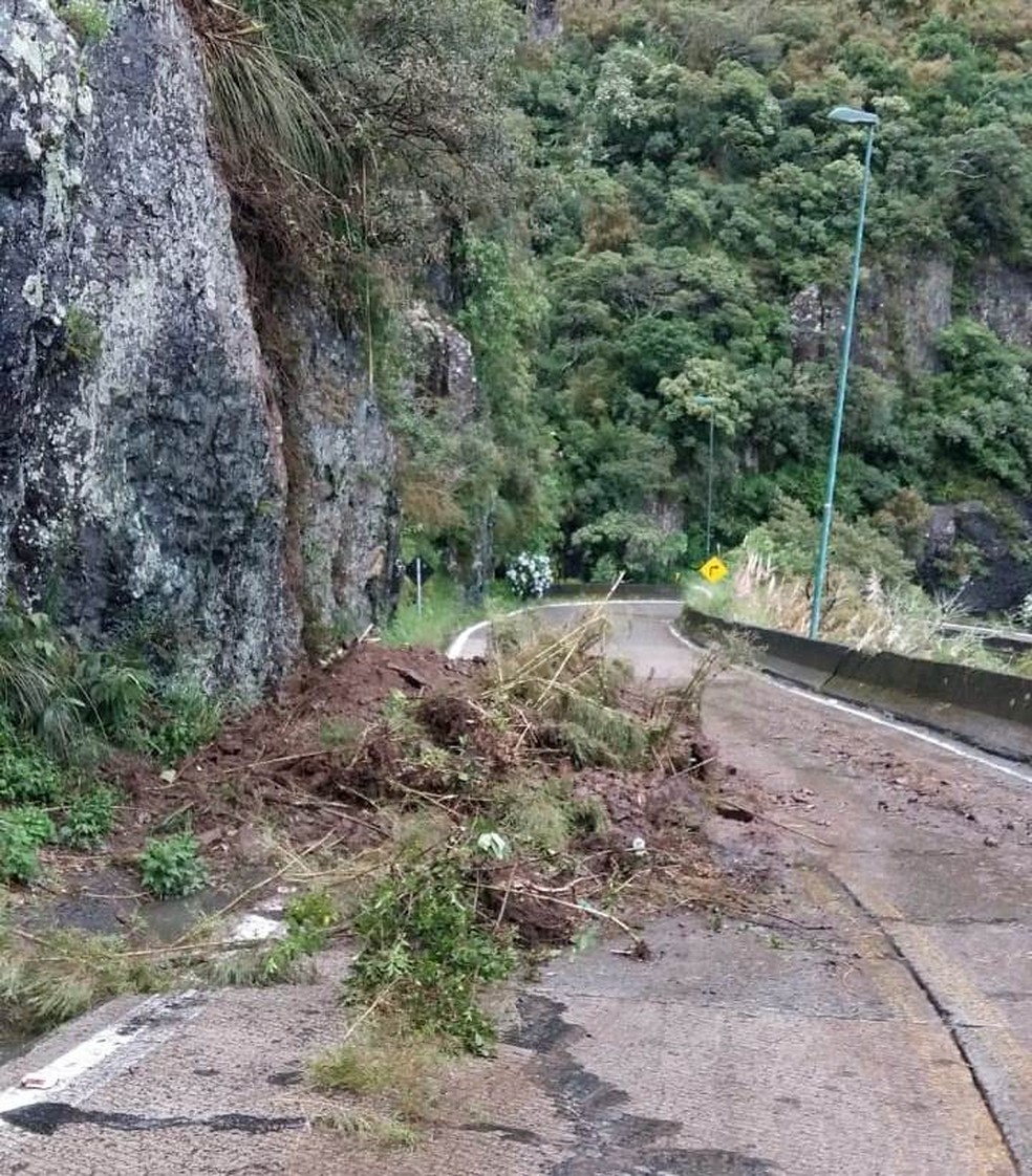 Deslizamento de terra deixa trânsito parcialmente bloqueado na Serra do Rio do Rastro em SC — Foto: Polícia Militar Rodoviária (PMRv)