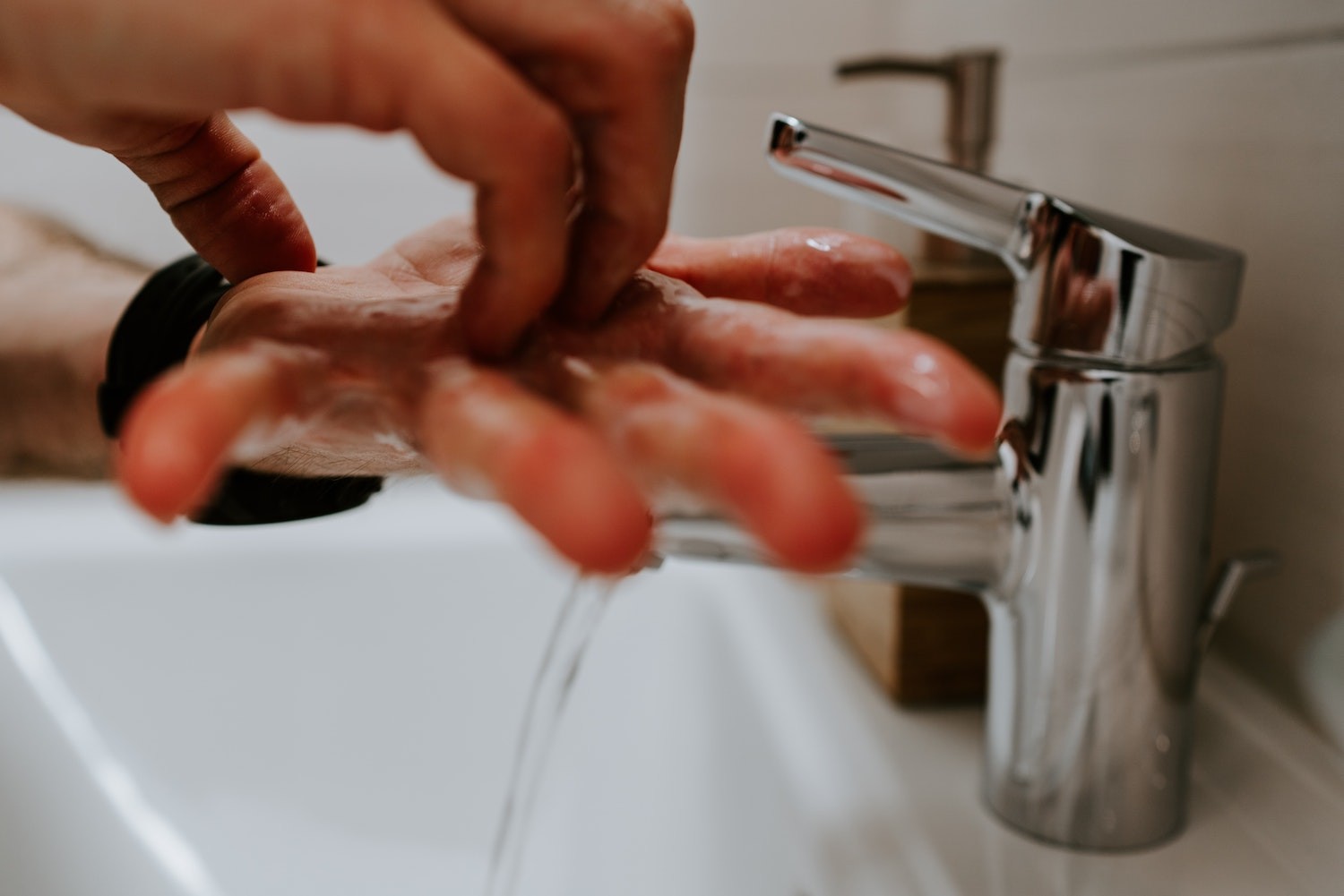 O mais recomendado é lavar as mãos na pia, sem se esquecer de higienizar corretamente dedos e unhas (Foto: Unsplash / Claudio Schwarz | @purzlbaum / CreativeCommons)