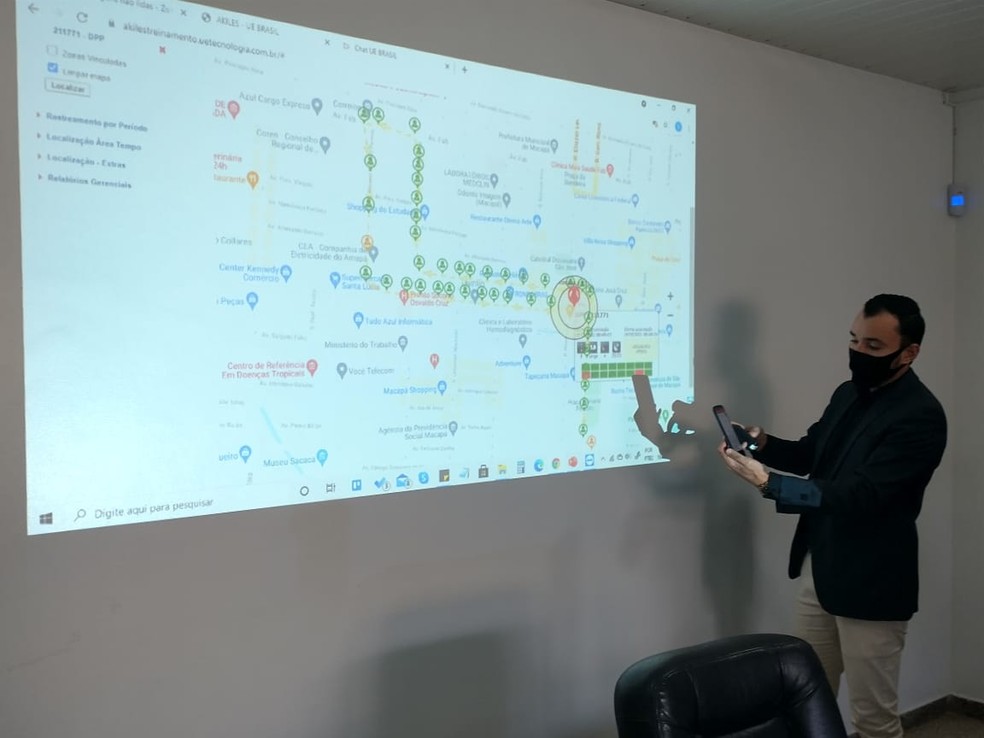 Sistema operacional de smartphone de proteção à violência doméstica sendo apresentado pela Sejusp — Foto: GEA/Divulgação