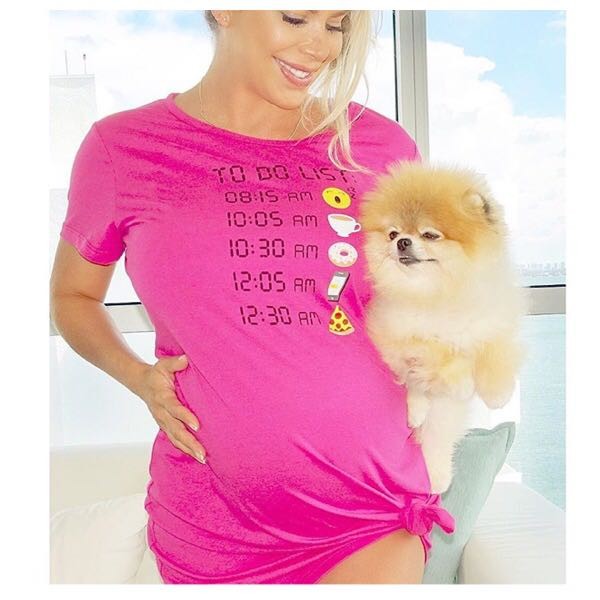 Karina com um de seus bichos de estimação na gravidez (Foto: Reprodução Instagram)