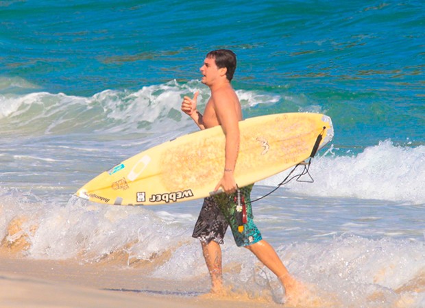 Felipe Dylon surfando na Praia do Arpoador (RJ) (Foto: JC Pereira/ AgNews)