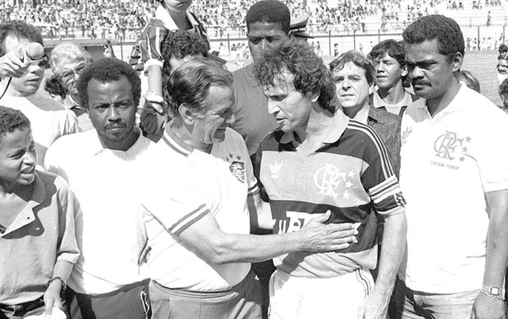 Em sua despedida do Flamengo, Zico recebe o carinho do técnico do Fluminense, Telê Santana — Foto: André Durão/Agência O Globo