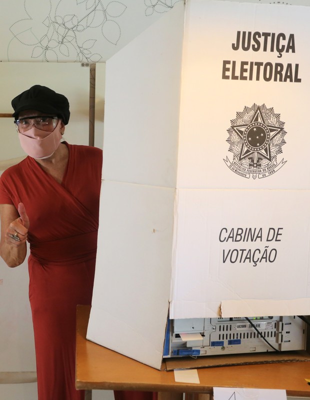 Susana Vieira vota no Rio  (Foto: Dilson Silva/AgNews)