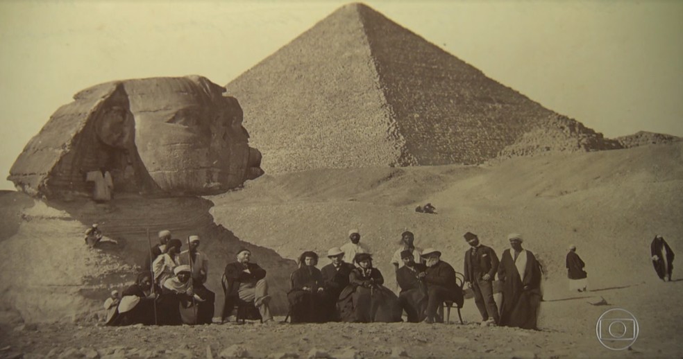 Imagem da Família Real Brasileira nas pirâmides de Gizé, no Egito. (Foto: Reprodução/ TV Globo)