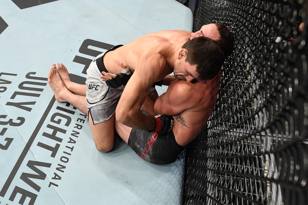 Demian Maia domina Anthony Rocco Martin na grade no UFC Minneapolis — Foto: Getty Images