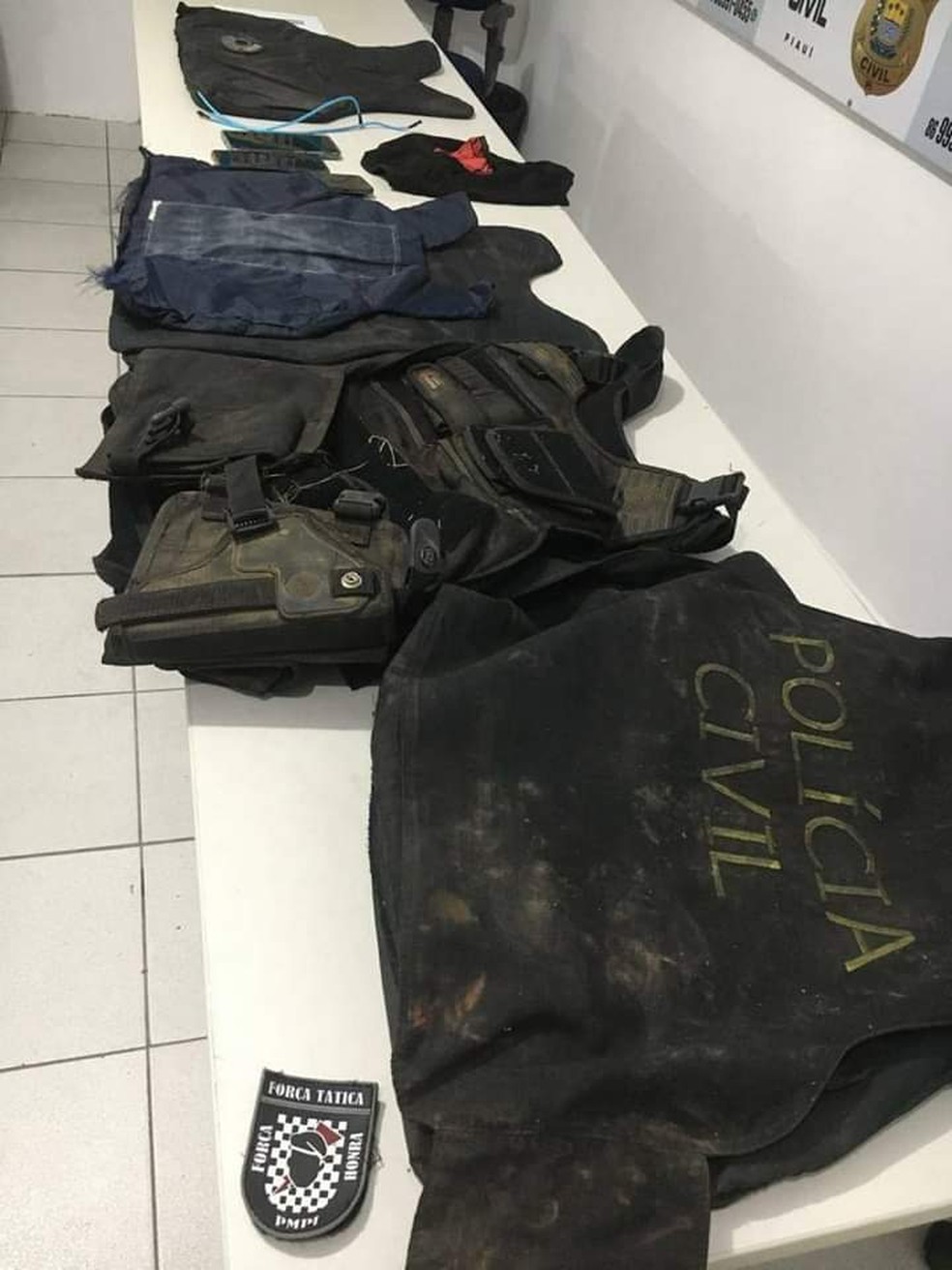 Coletes da polícia são encontrados nas duas malas — Foto: Divulgação /PM-PI