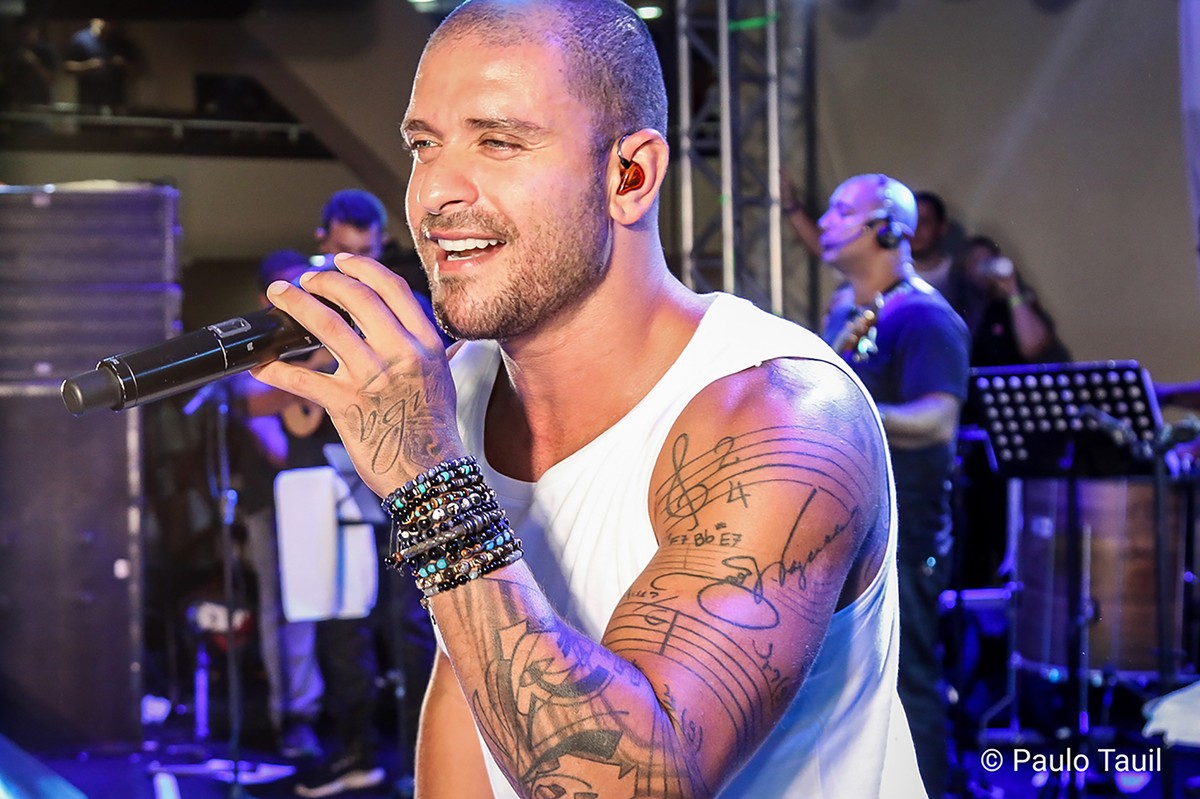 Diogo Nogueira homenageia artistas da MPB durante show em Olinda Música em Pernambuco G1