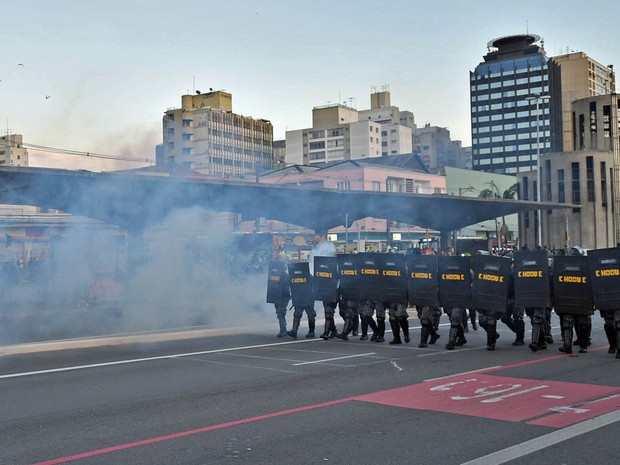 Polícia de choque entra em confronto com metroviários em greve próximo da estação Ana Rosa (Foto: Nelson Almeida/AFP)