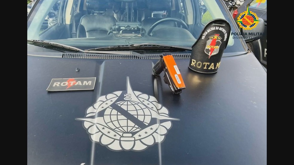 Taser encontrado pela Polícia Militar  — Foto: Reprodução/Polícia Militar do DF