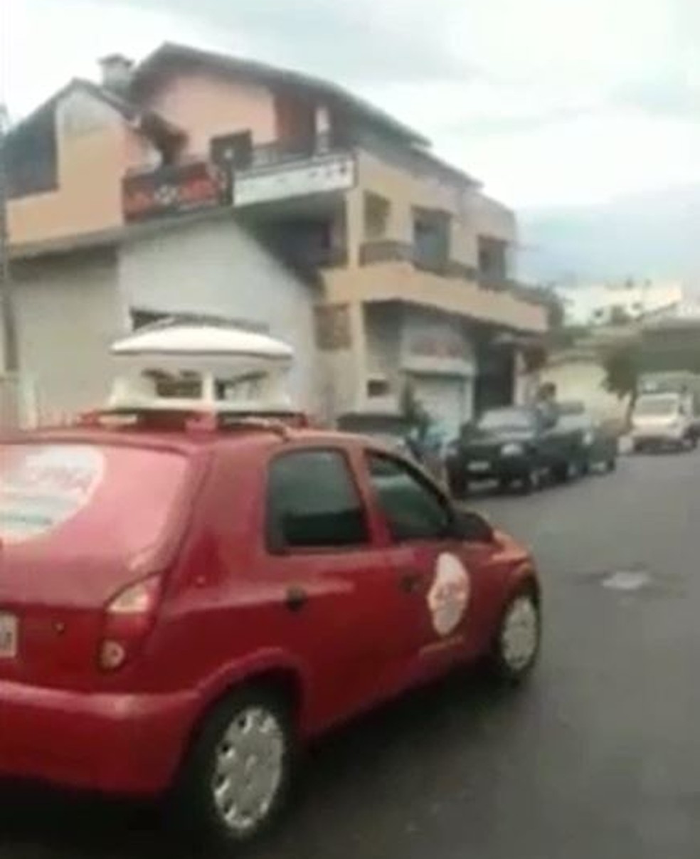 Veículo circulou por volta de 20 minutos pelas ruas de Chapecó (SC) com a menagem de Cleomar — Foto: Dema Alberto/Reprodução 