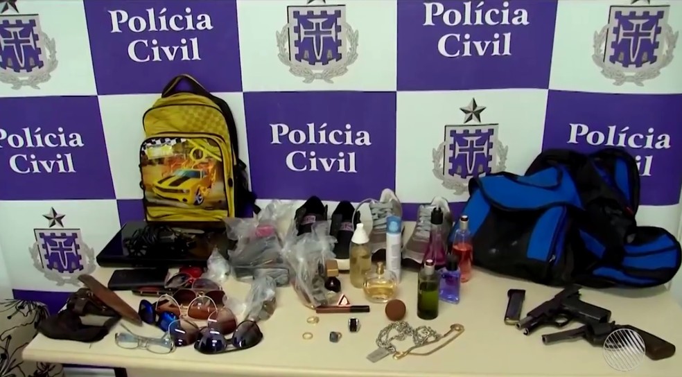 Polícia disse ter encontrado com suspeitos objetos roubados da vítima (Foto: Reprodução/TV Santa Cruz)