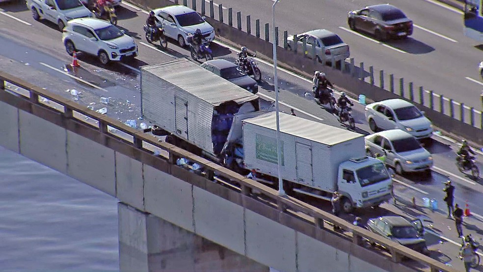 Caminhões se envolvem em acidente na Ponte — Foto: Reprodução/TV Globo