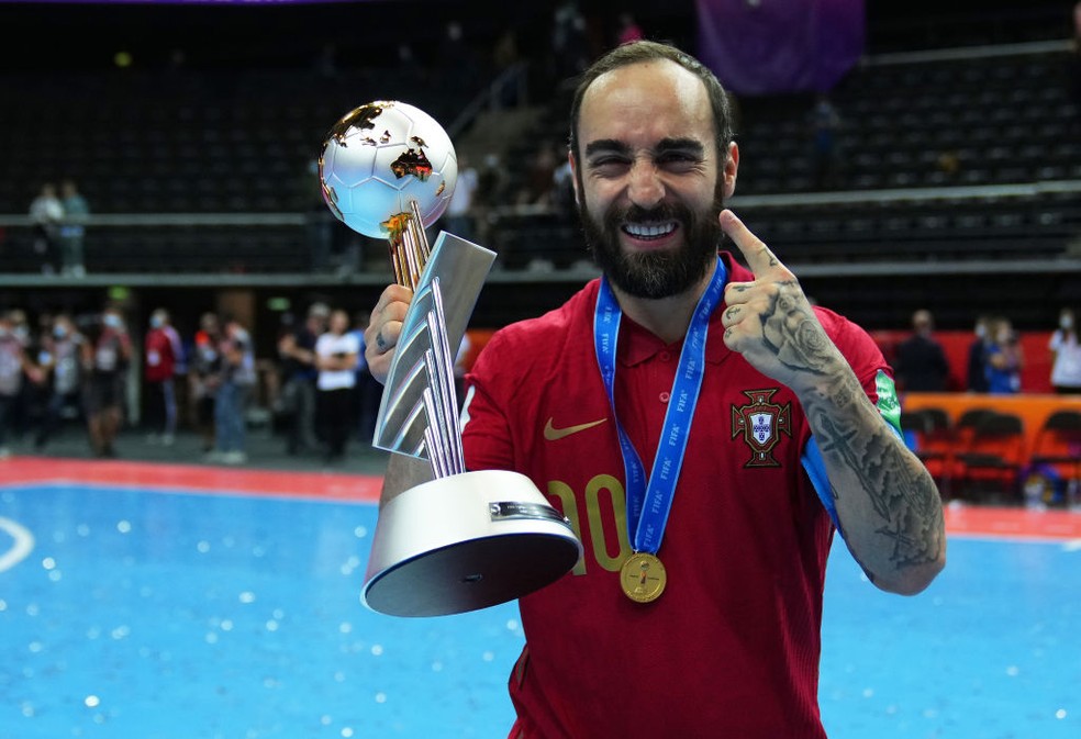 Ricardinho tem seis prêmios de melhor do mundo da Futsal Planet e uma Bola de Ouro Fifa — Foto: Angel Martinez/FIFA