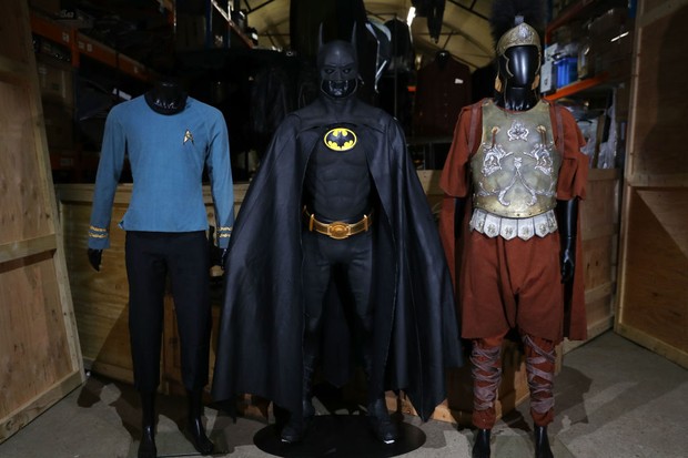 (left to right) Spock's screen matched science officer costume worn by Leonard Nimoy in Star Trek: The Ultimate Computer & The Omega Glory (TV series 1966-1969) (estimate ??50-70,000), Michael Keaton's Batsuit from the 1989 film Batman (estimate ??80-120, (Foto: PA Images via Getty Images)