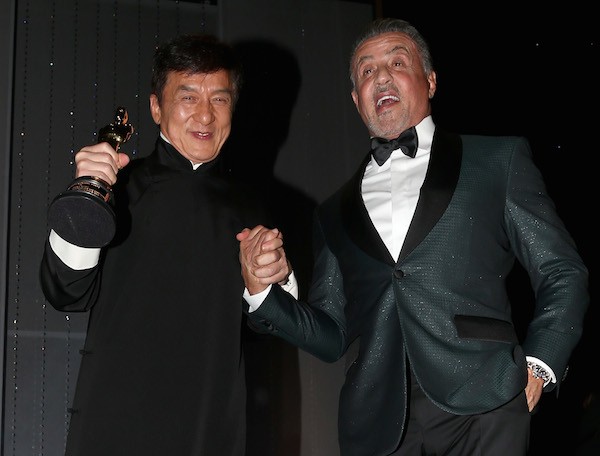 Sylvester Stallone ao lado do amigo Jackie Chan durante a entrega do Oscar honorário ao ator chinês em 2016 (Foto: Getty Images)
