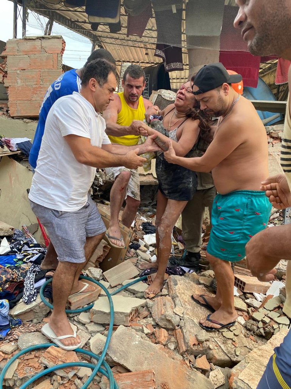 Mulher é resgatada dos escombros de prédio que caiu em Nilópolis — Foto: Gabriel Barreira/TV Globo
