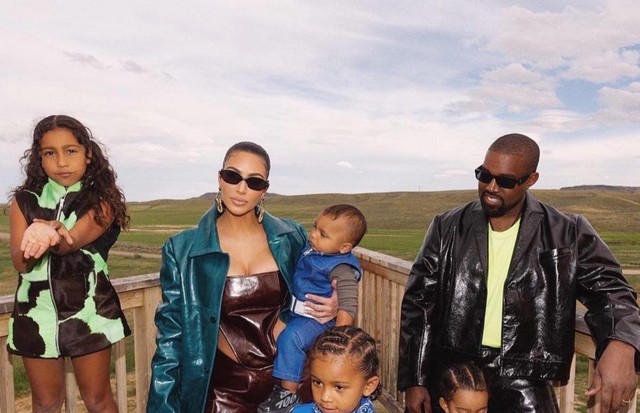 Kim Kardashian, Kanye West e os filhos (Foto: Reprodução/Instagram)